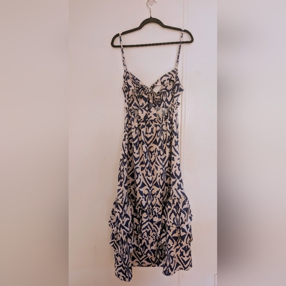 Elegant Blue and White Patterned Midi Dress - Picture 7 of 13